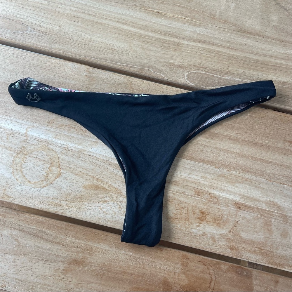 Maaji chi chi cut bikini bottoms in size medium, reversible